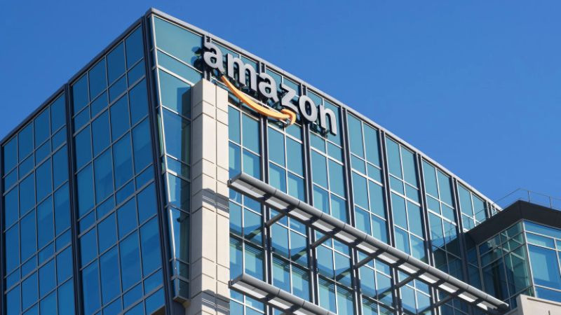 Акциите на Amazon падат рязко заради AI разходи